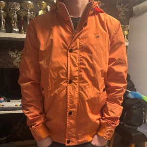 Orange vindjacka från Tommy Hilfiger - Bra jacka, inga defekter. Säljer då den inte kommer till användning!
