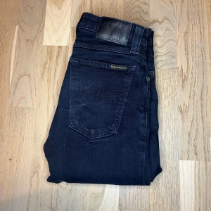 Nudie jeans - Nudie jeans!! | Säljer dessa supersnygga nudie jeans 💫 | Jeansen har en riktigt snygg mörkblå/svart tvätt och är en slim model | Orginal storlek är w28 L34 men passform e w28 L32 efter att de har krympt lite i tvätten | Jeansen är 9/10 skick och sparsamt använda 🌟| Nypris - 1600 sek | Pris kan diskuteras vid snabb affär!! 💸 | För flera bilder eller frågor så är det bara att kontakta mig 📩