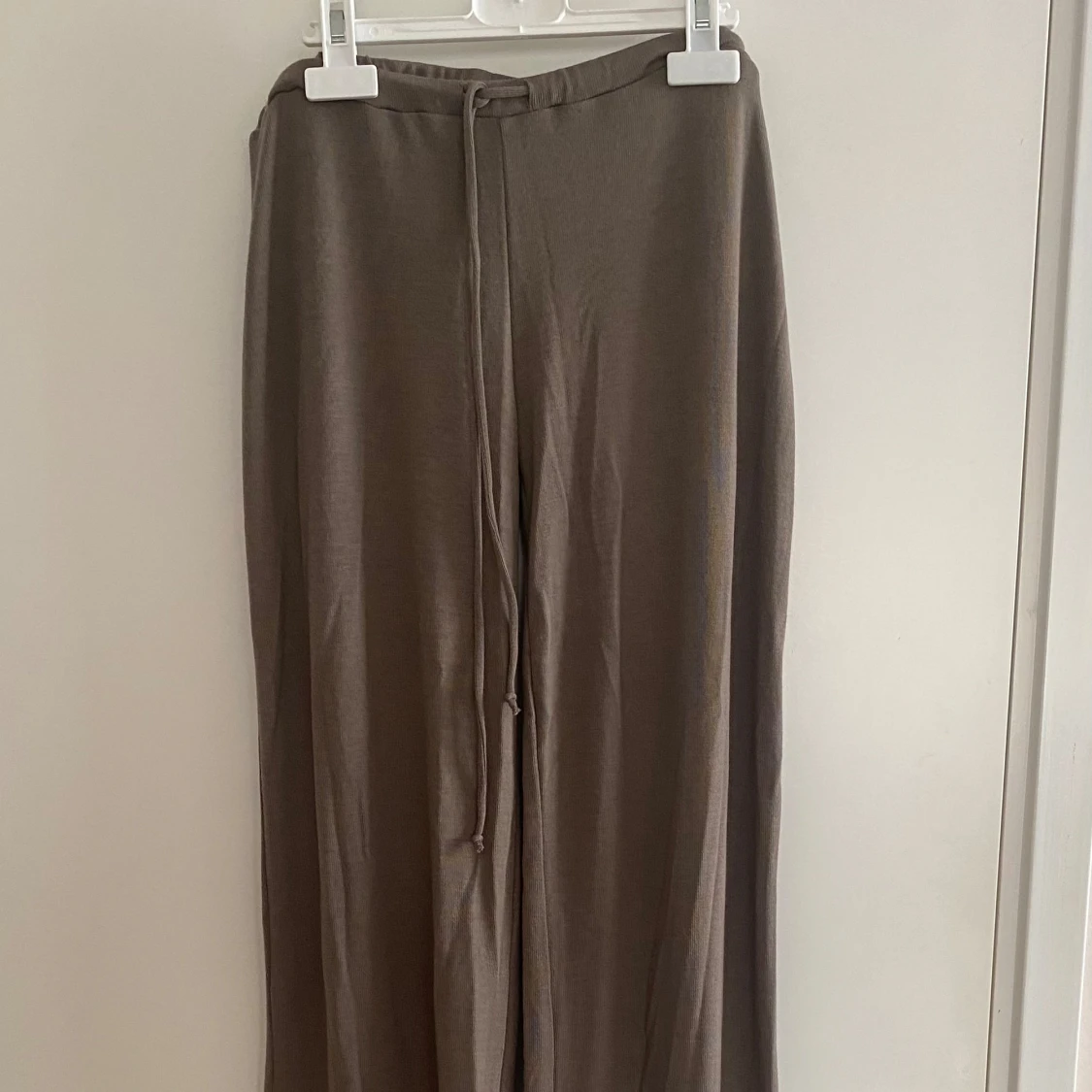 Byxor/mjukisar (my chill pants från Nelly)