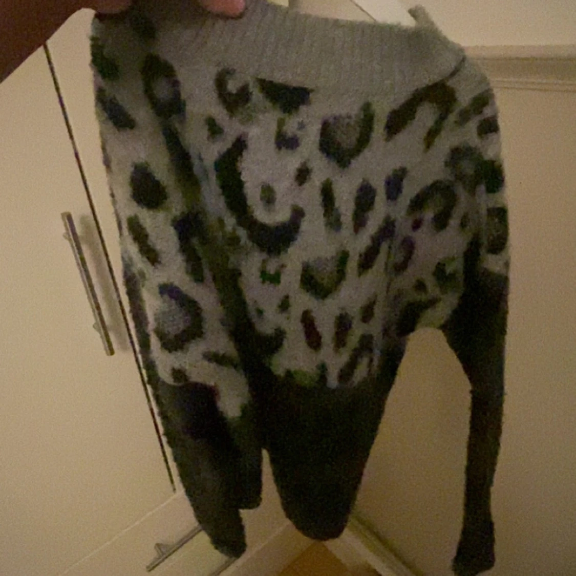 Grå och svart leopardmönstrad tröja - 2