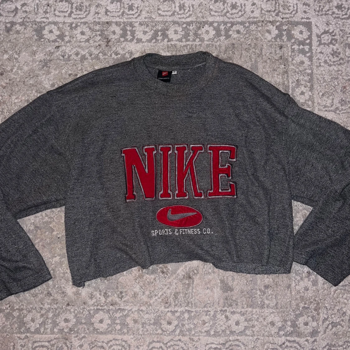 Grå croppad tröja från Nike