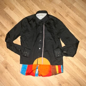 Acne Studios- Herr skjorta, konst mönstrad, Acne Studios- Shirt grafik art button down Skjorta, - Acne Studios- Shirt grafik art button down  Skjorta, mönstrad,  inspirerad kollektion från den svenska konstnären Hilma af klint  interpretation of the Swedish abstract artist Hilma af Klin  -Material:  -Size: Medium -Measures:  Length: 74cm Shoulders: 44cm Bust: 52cm Waist: 50cm Sleeves: over 62cm Under:49cm -Condition: Very good