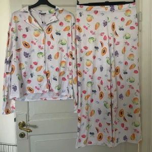 Pyjamas  - Super gullig pyjamas ifrån Bohoo. Använd en gång🍋🍒 Nypris 619 och slutsåld i alla storlek i skrivande stund. Lite liten i storleken och de är varför jag säljer🥥