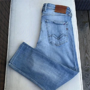 Replay Jeans - Snygga ljusblå jeans från Replay. Jeansen har en rak passform och en läderpatch med logga på baksidan. Perfekta för en avslappnad stil. Kontakta vid frågor eller köp🙌 Byten fungerar också. 