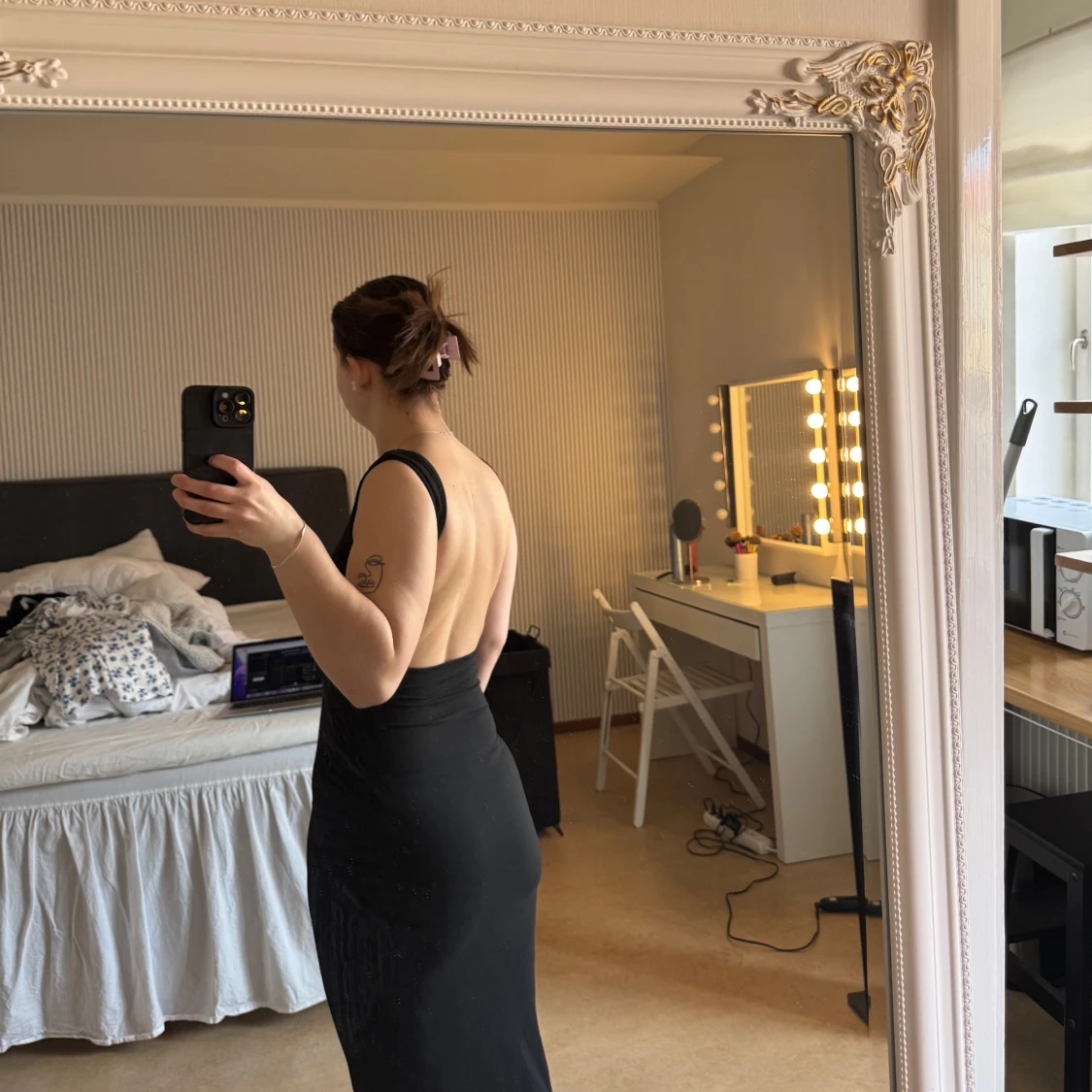 Svart långklänning med öppen rygg - 1