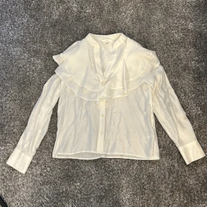 Vit blus - Säljer en söt blus som inte kommit till användning, den är köpt i vintras så är i fint skick💗