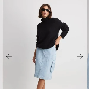 Jeanskjol - Trendig ljusblå jeanskjol med praktiska fickor på sidorna. Kjolen har en klassisk design med en rak passform och når till knäna. Perfekt för en avslappnad stil.
