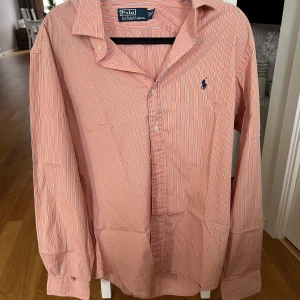 Randig skjorta från Polo Ralph Lauren - Säljer en klassisk randig skjorta från Polo Ralph Lauren med små defekter, storlek L men passar som M