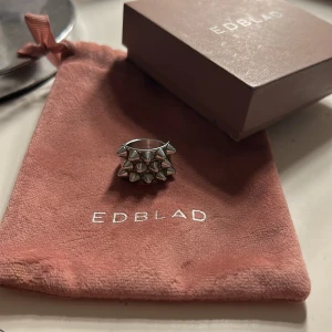 Ring från Edblad - Säljer denna ringen från Edblad då jag har bytt till guld! De är storlek 17.5❤️pris kan diskuteras!