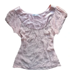 Rosa y2k coquette blus från Flash - Säljer en söt rosa blus från Flash med korta ärmar och rund halsringning. Strl M men mer en S-M i size, beroende på önskad passform.