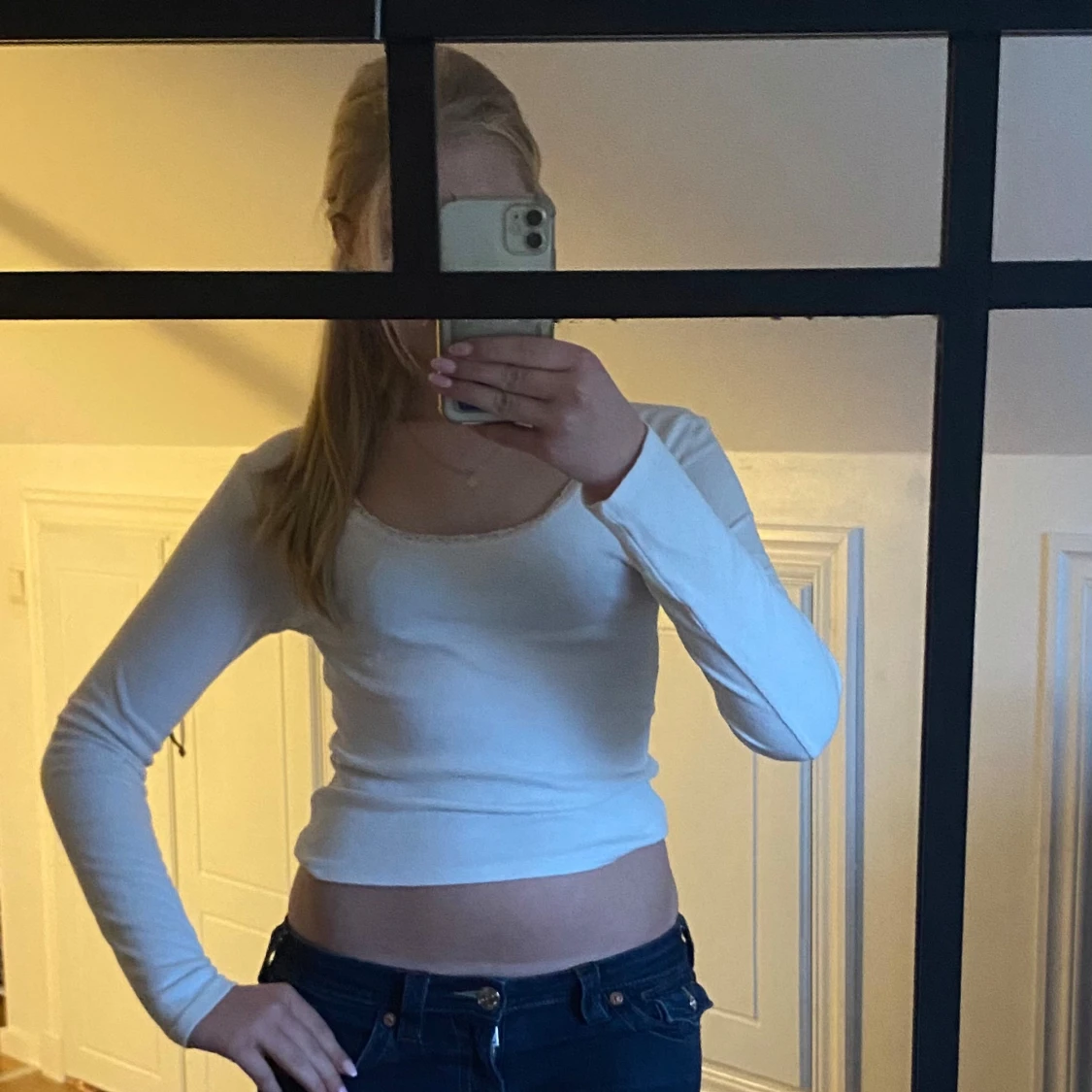 Vit långärmad topp med spetskant