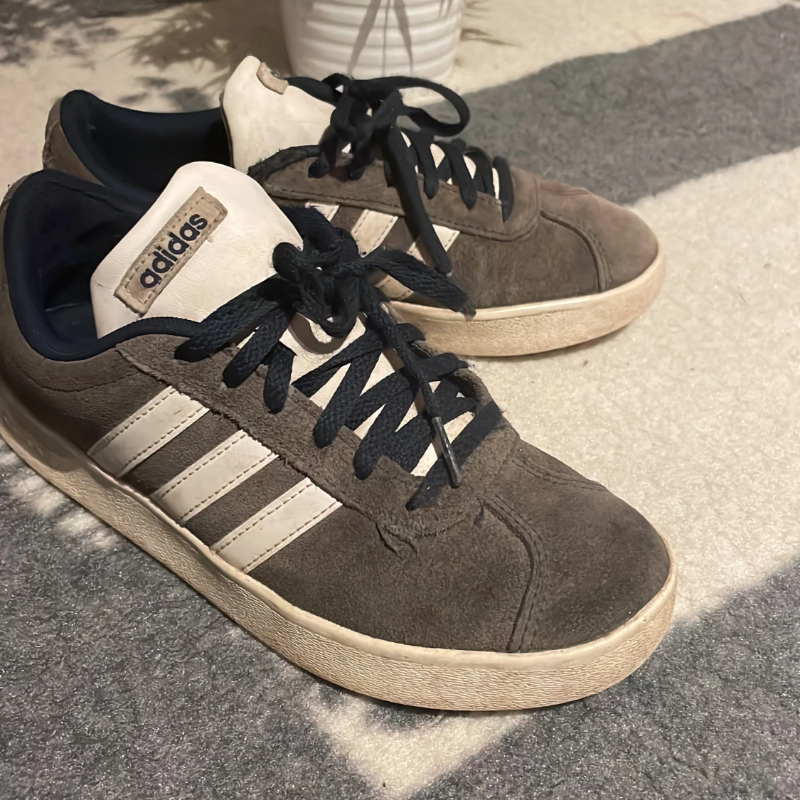 Adidas sneakers i grå mocka