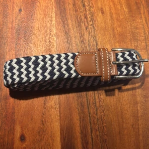 Blåvit flätat bälte🟦⬜️ - Säljer ett flätat bälte | färg mörkblå vit | skick 10/10 | bara att skriva för eventuella frågor | 😃