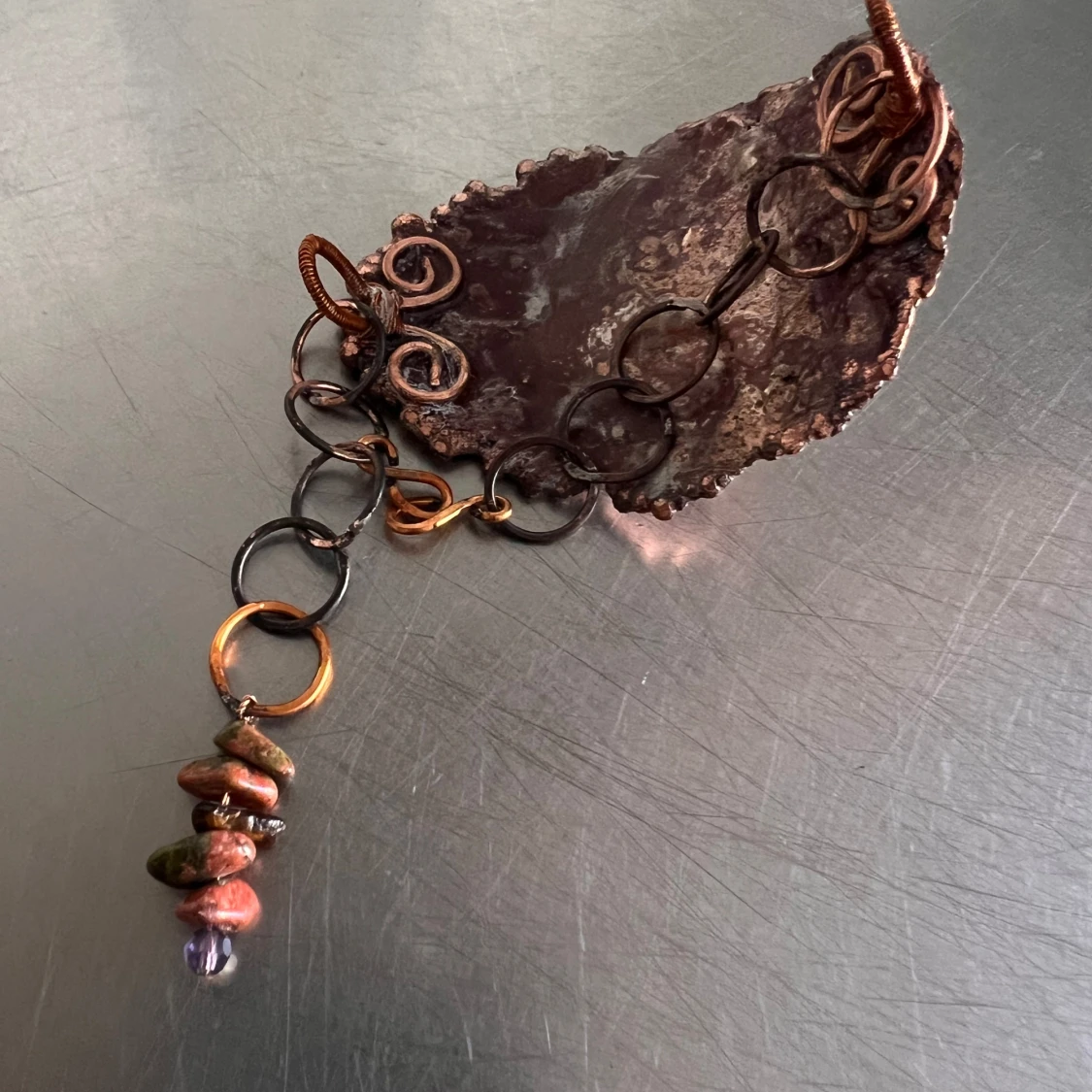 Handgjort armband med kopparlöv och sten - 1