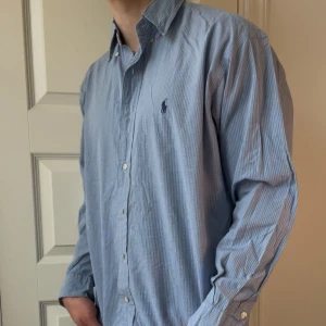 Ralph Lauren skjorta - Skick 10/10 ||  Nyskick || Modellen är 180, 72 kg || Kom med frågor! Storlek ”M men rekommenderar för L”  