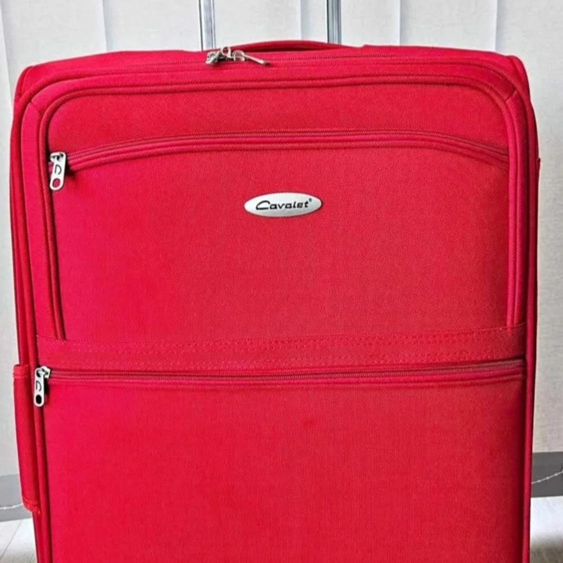 Svart resväska med palmbladsmönster från Cavalet - 1