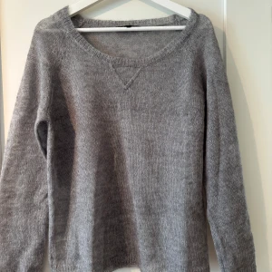 Grå stickad tröja - Mysig grå stickad tröja från mag*smagasin!