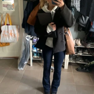 Mörkblå bootcut jeans från Zara - Säljer ett par mörkblå jeans med bootcut passform från Zara. Jeansen har klassisk femficksdesign, kontrastsömmar och normalhög midja. Perfekta för dig som gillar en tidlös stil med lite utsvängda ben.💕