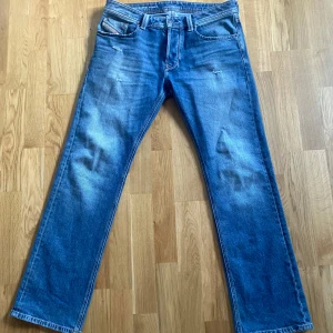 Diesel jeans straight/bootcut - Sparsamt andvända diesel jeans med straight leg fit och en aning bootcut vid benöppnignen. Pris kan diskuteras vid snabbaffär!