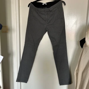 Grå dondup kostymbyxor - gråa dondup kostymbyxor skitsköna och tvär feta. kan gå ner i prisvid snabb affär