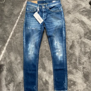 Dondup jeans GEORGE - Tja! Säljer nu dessa riktigt feta dondup jeansen med skön tvätt och snygga slitningar ! Jeansen är i väldigt bra skick ! Storlek W31! Modell:george skinny fit! Dondup tag medföljer vid köp! Skriv vid mer bilder eller frågor! Snabbaffär=bättre pris!