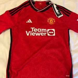 Manchester United hemmatröja 2022/23 - Röd Manchester United fotbollströja från Adidas, tröjan är en gammal model från united med storlek 164. Nytt skick ej använd. Vi kan diskutera priset.