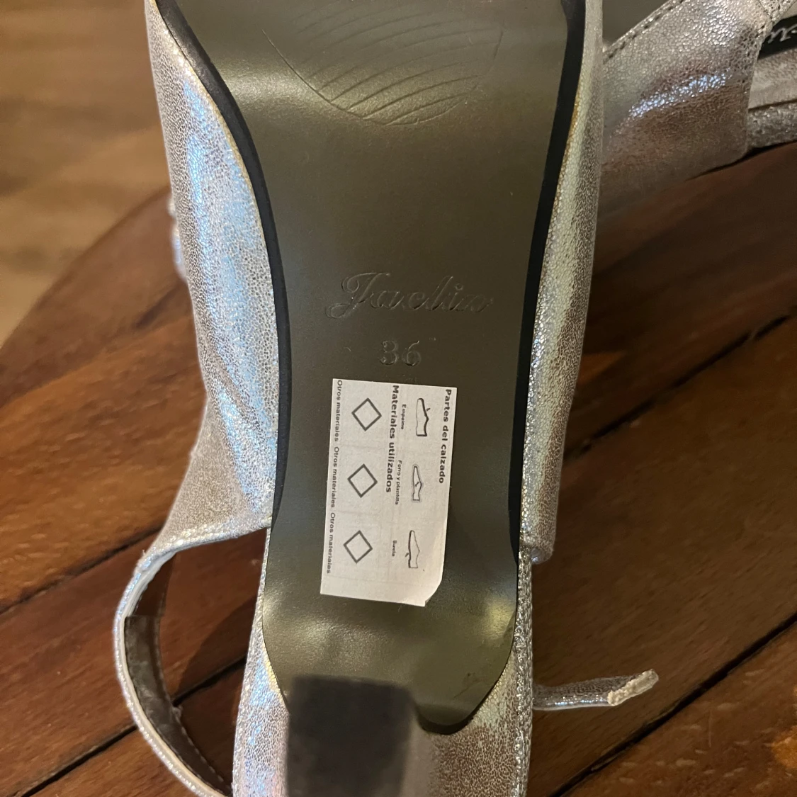 Silvriga klackskor med rosett från Jaclin - 2