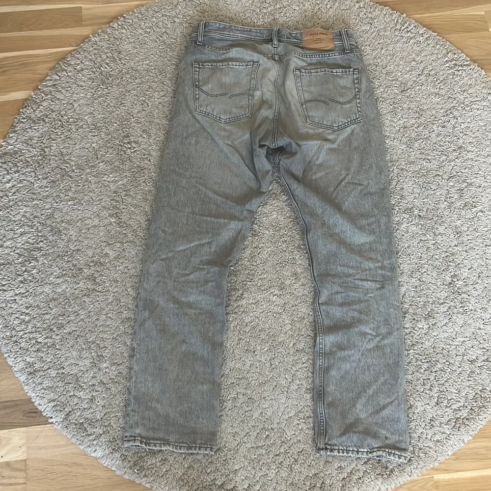 Säljer ett par grå jeans från Jack&Jones i loose fit-modell. Klassisk design med raka ben och normal midja. Perfekta för en avslappnad stil och passar till det mesta.. Farkut & Housut.