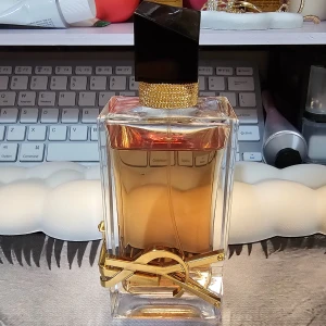 YSL Libre flowers & flames 90ml - Yves Saint Laurent Libre flowers & flames. 90ml (största storleken) köpte den för 2050 kr från kicks men säljer den billigare då jag använt lite av den, tyckte inte om doften därför säljer jag den billigare! Kommer med org kartong men kvittot har jag tappat bort tyvärr.