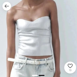 Silverfärgad tubtopp - Jättesnygg silvrig typtopp som tyvvär är för stor för mig😓🥰använd en gång