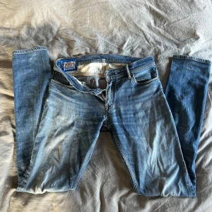 Acne studios jeans blå konst - Acne studios jeans utan defekter, strl 31 34