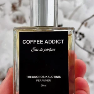 Coffee Addict, Theodoros Kalotinis  - Upptäck Coffee Addict Eau de Parfum från Theodoros Kalotinis, en doft för både kvinnor och män. Denna parfym kombinerar rika toner av kaffe, varm krydda, karamell, vanilj, sötma och kakao. Perfekt för den som älskar djupa och fylliga dofter.