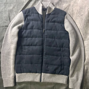 Spada roma mocka och kashmir cardigan - Mycket fint skick | Size M | modell 182 74 kg | armar är ull och kashmir och mocka på magen| NYPRIS 6000 | Följare får 100 kr rabbat | fraktar spårbart inom 24 timmar med PostNord eller instabox |  