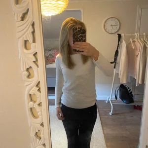 Vit långärmad tröja från Vila - Säljer en stilren vit långärmad tröja från Vila💞 lite tajtare i modellen