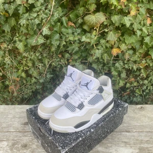 Jordan 4 military black - Ett par snygga Jordan 4s som är i väldigt bra skick men har några defekter så skriv till mig om fler bilder innan ni köper. Storlek 40. Pris kan möjligtvis diskuteras vid snabb affär.