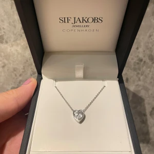 Halsband Amorino från Sif Jakobs Jewellery - super fint halsband i silver från Sif Jakobs. detta halsband är en perfekt gåva till din partner, mamma, syster eller vem som! halsbandet är justerbart. jag säljer detta fina halsband då jag passar bättre i guld!💕💕💕