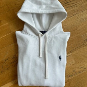 Ralph Lauren hoodie  - Ralp lauren hoodie i mycket bra skick. Storlek S