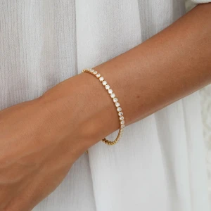 Guldfärgat armband med glittrande stenar - Armband från Caroline Svedbom ✨ Det jag säljer har tappat fyra stenar och ”berlocken” som sitter på därav priset 🙌