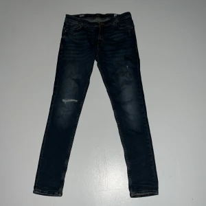 Jeans Från Jack&Jones - Feta jeans från Jack&Jones med slitningar på knät på ett ben och lite på andra benet. Dem passar 160-170cm  bäst.
