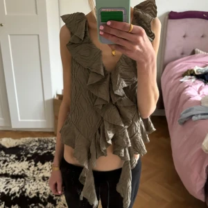 Grön volangtopp - Jättesnygg volangtopp i så fin, grön färg med snygga detaljer! Använd endast en gång💚 200 kr + frakt