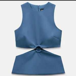 SÖKER! Blå ärmlös topp med ringdetalj - Söker en blå ärmlös topp från Zara med rund halsringning och snygg ringdetalj i midjan. 
