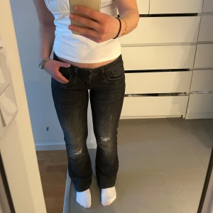 Svarta jeans från LTB - Snygga svarta jeans från LTB i modellen Valerie 💗 är low waisted och bootcut 💗 skriv för fler bilder, är 160cm lång! Beninnerlängd: 75 cm 💗 Benytterlängd 93 cm 💗 Midjemått 66 cm 