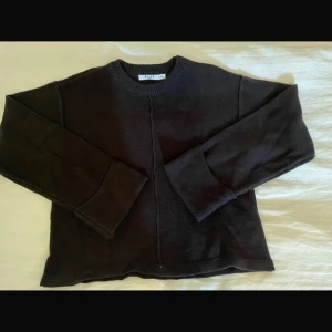 Säljer denna fina stickade - Den är i ett fint skick, använd några fåtal gånger.  