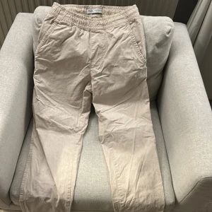Linnebyxor från Zara  - Tjena! Söljer dessa snygga sommar/linne byxor ifrån Zara. Strl S. Är perfekta nu inför sommaren då de blir lite varmare. Den enda defekt som finns är på bild 4, en fläck men som man knappt märker av. Annars är skicket mycket bra. Nypris runt 500, mitt pris 350 Pris är ej hugget i sten, hör av er vid frågor svarar snabbt 💯🥰👍🏼.