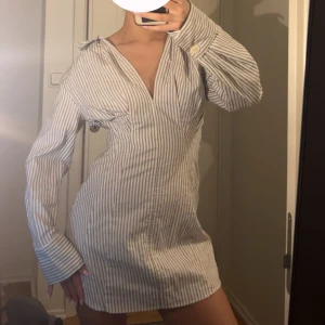 Skjortklänning - Snygg randig skjortklänning från zara i xs. Använd en gång.💕
