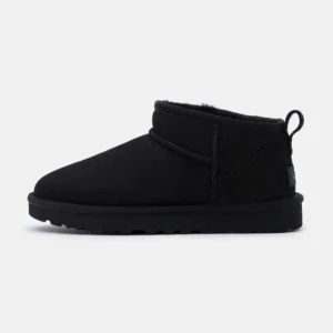Svarta boots från UGG - Säljer ett par svarta boots från lager 157 med rund tå och låg profil. De är tillverkade i skinn och har en bekväm och varm insida, perfekt för kyliga dagar. Bootsens enkla design gör dem lätta att matcha med olika outfits.