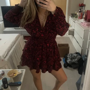 Zara klänning - Säljer denna fina Zara klänning som inte säljs längre. Aldrig använd med lappen kvar, i storlek M men skulle tro att den passar S också. Skriv för egna bilder.🩷