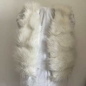 Vit pälsväst - Supersöt pälsvät från new light, står ingen storlek i men skulle uppskatt den till en Xs/S🌼