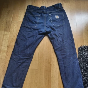 Mörkblå carhartt jeans - Köpta på shelta för 1200 växte ur dom för ett tag sen så säljer dom nu