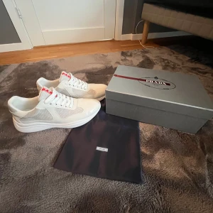 Prada cups - Säljer mina Prada cups som är i jätte bra skick. Hör av dig för frågor